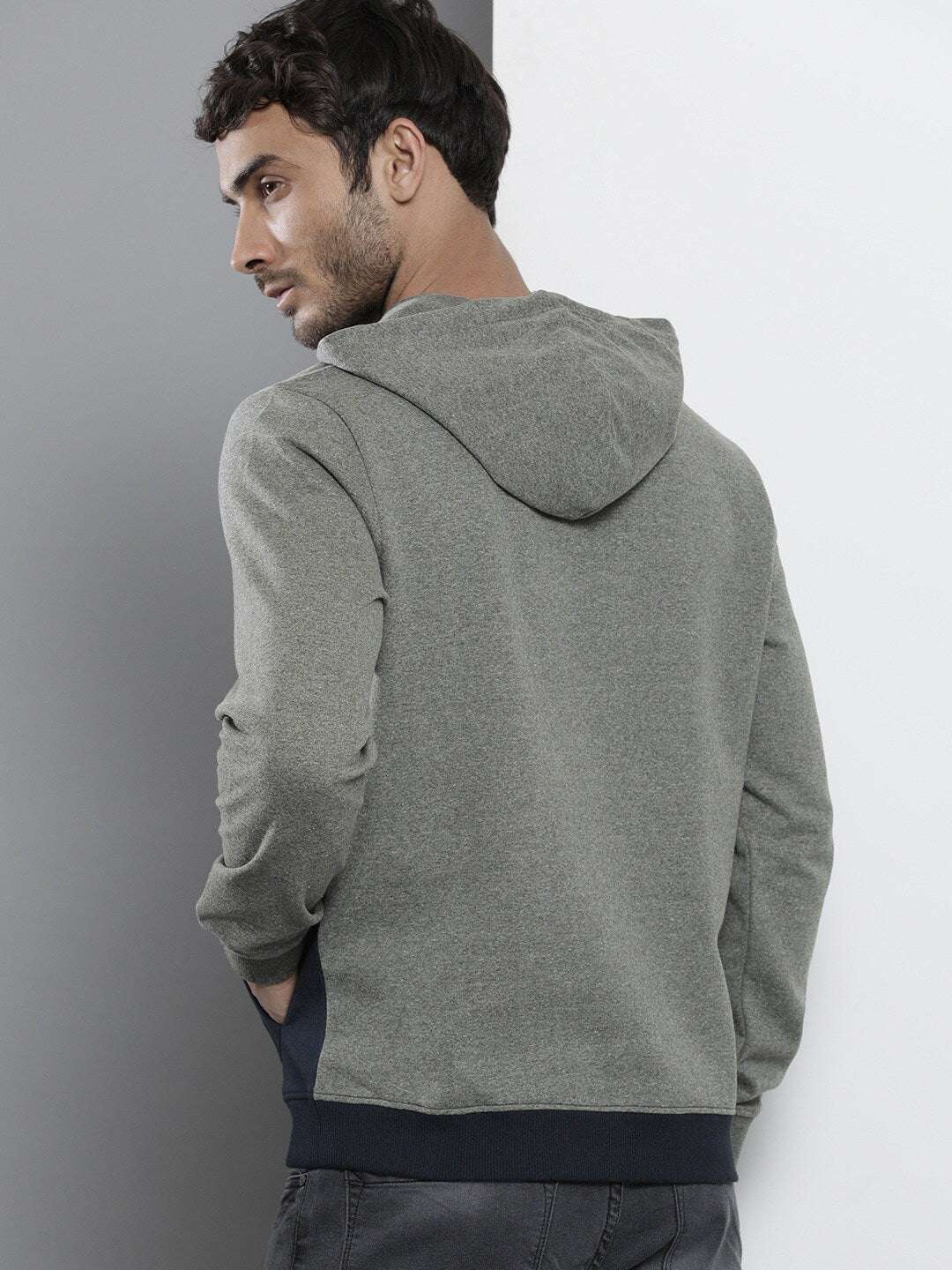 Shop Men's Colourblocked Regular Fit Sweatshirt Online.