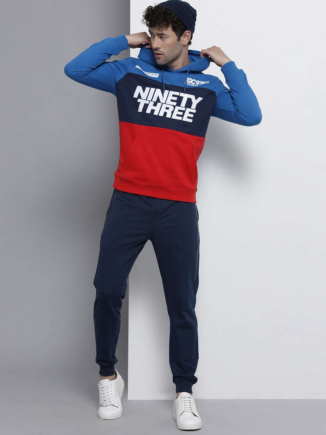 Shop Men's Colourblocked Regular Fit Sweatshirt Online.