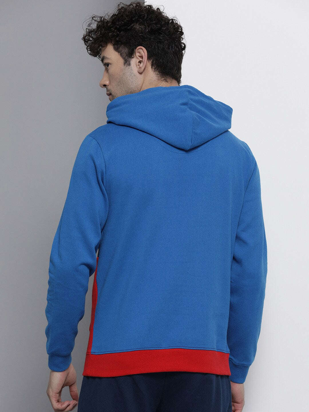 Shop Men's Colourblocked Regular Fit Sweatshirt Online.