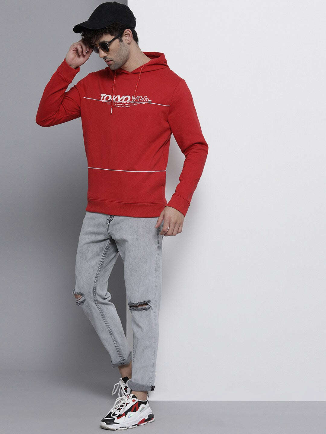 Shop Men's Colourblocked Regular Fit Sweatshirt Online.