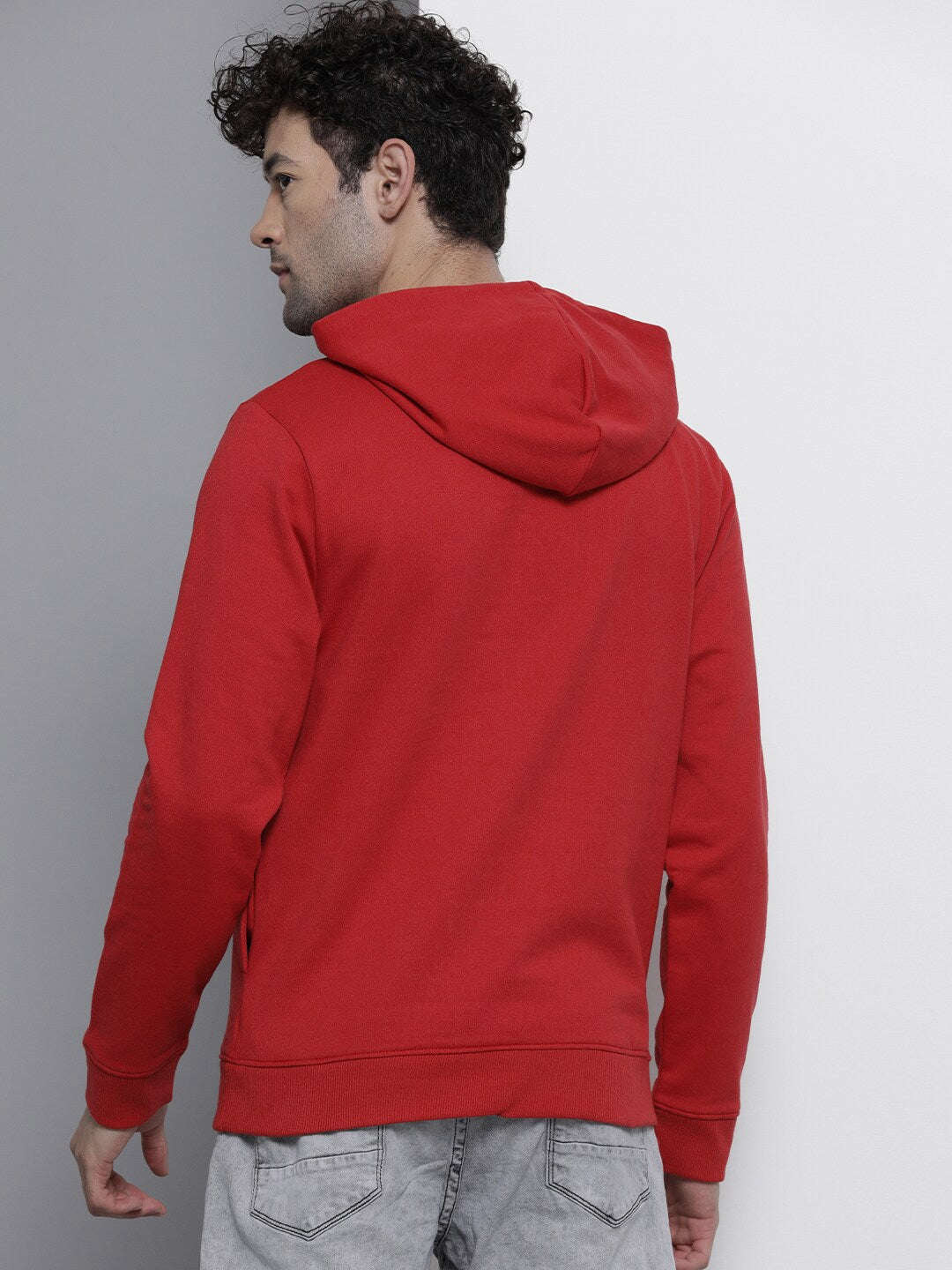 Shop Men's Colourblocked Regular Fit Sweatshirt Online.