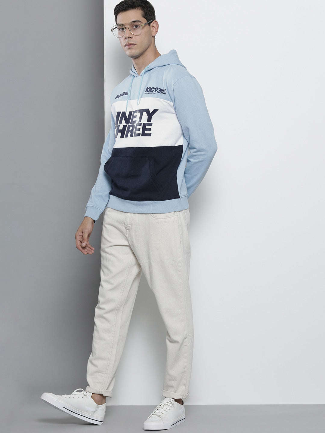 Shop Men's Colourblocked Regular Fit Sweatshirt Online.