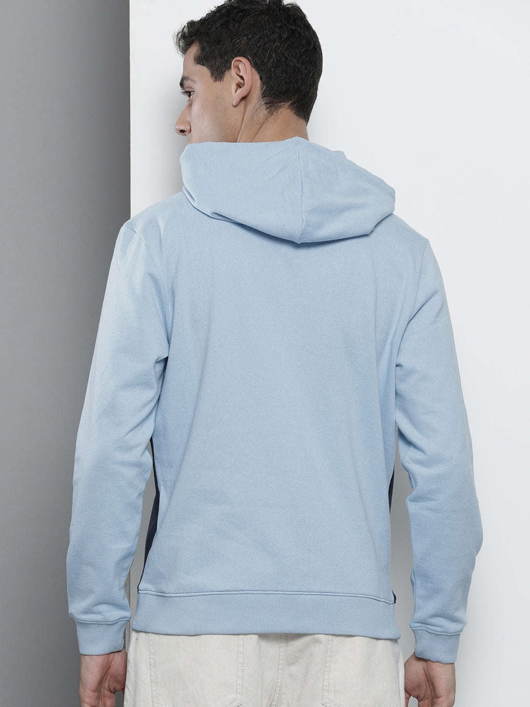 Shop Men's Colourblocked Regular Fit Sweatshirt Online.