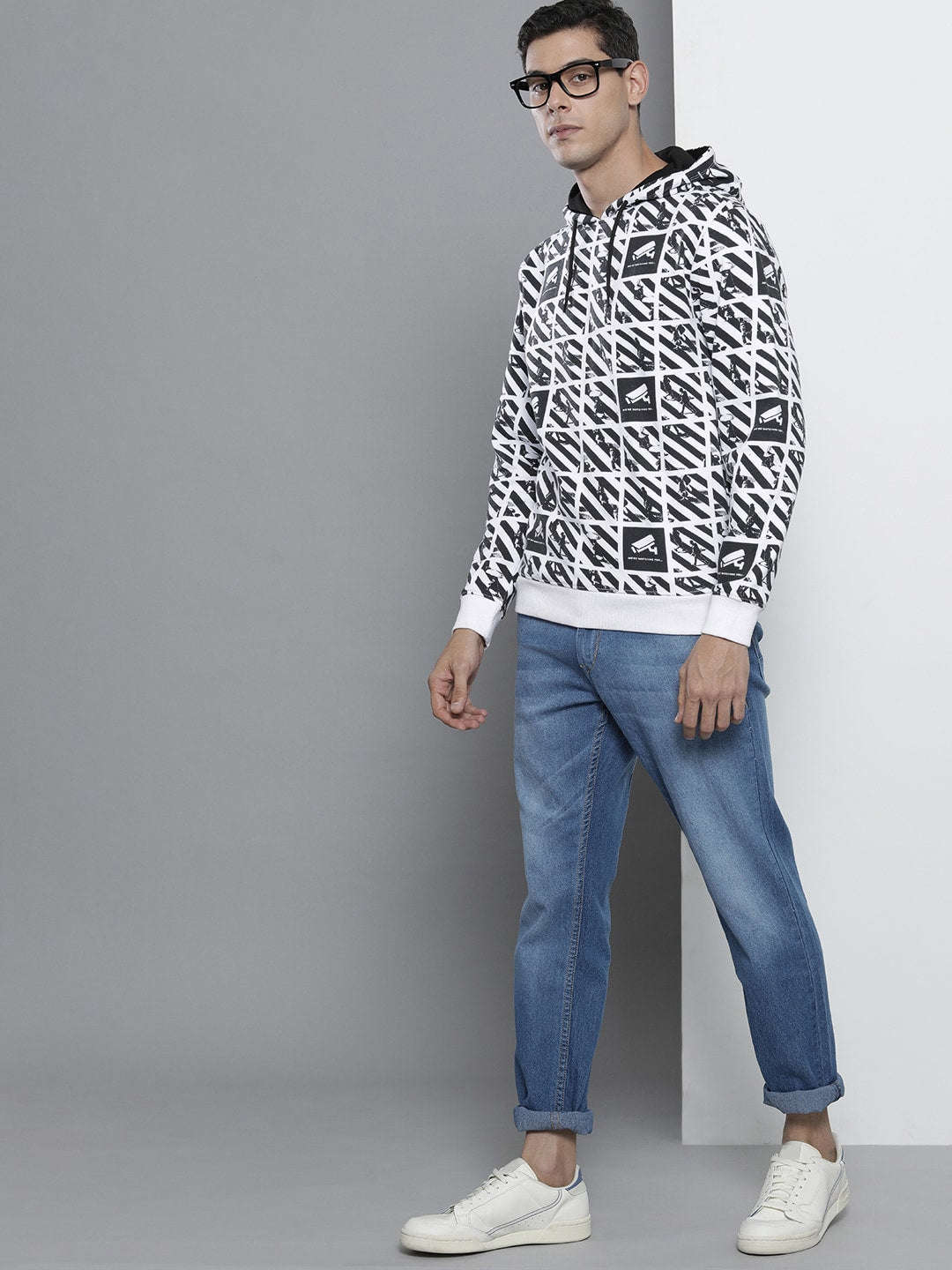 Shop Men's Printed Regular Fit Sweatshirt Online.