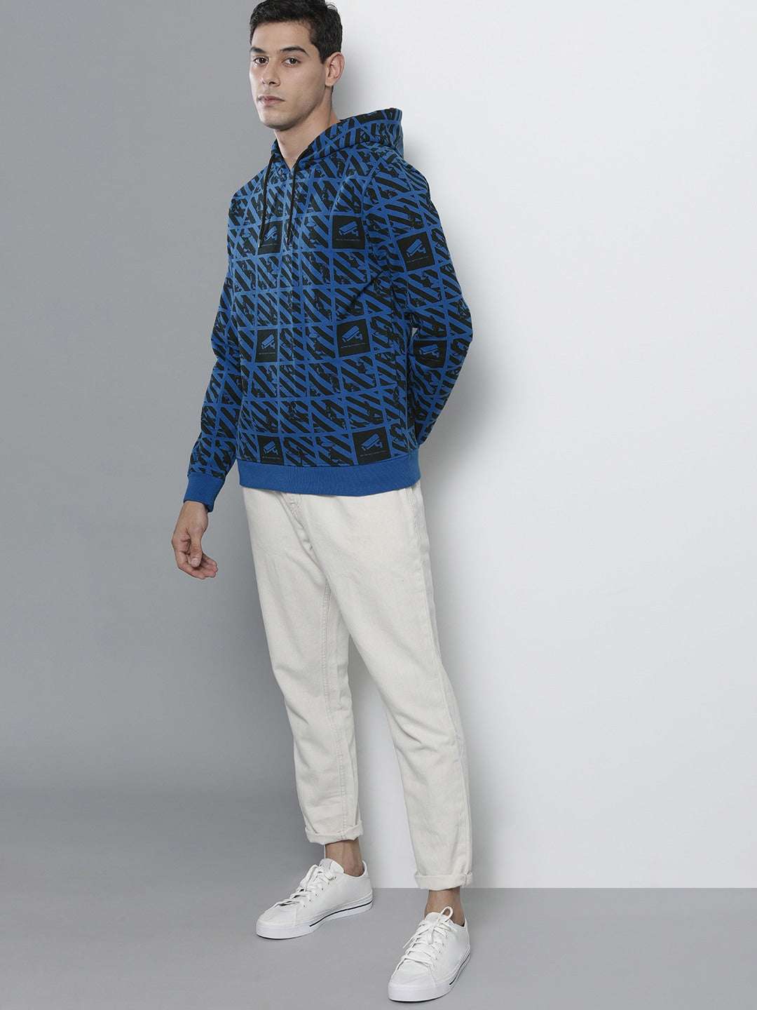 Shop Men's Printed Regular Fit Sweatshirt Online.