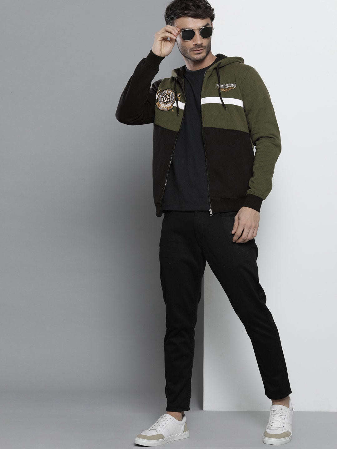 Shop Men's Colourblocked Regular Fit Sweatshirt Online.