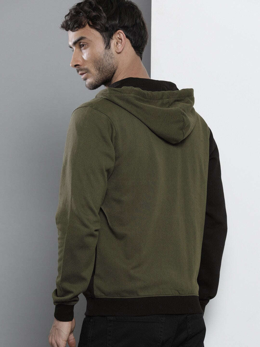 Shop Men's Colourblocked Regular Fit Sweatshirt Online.