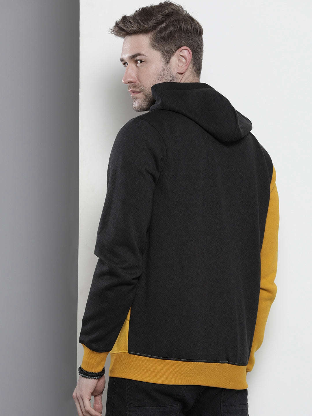 Shop Men's Colourblocked Regular Fit Sweatshirt Online.