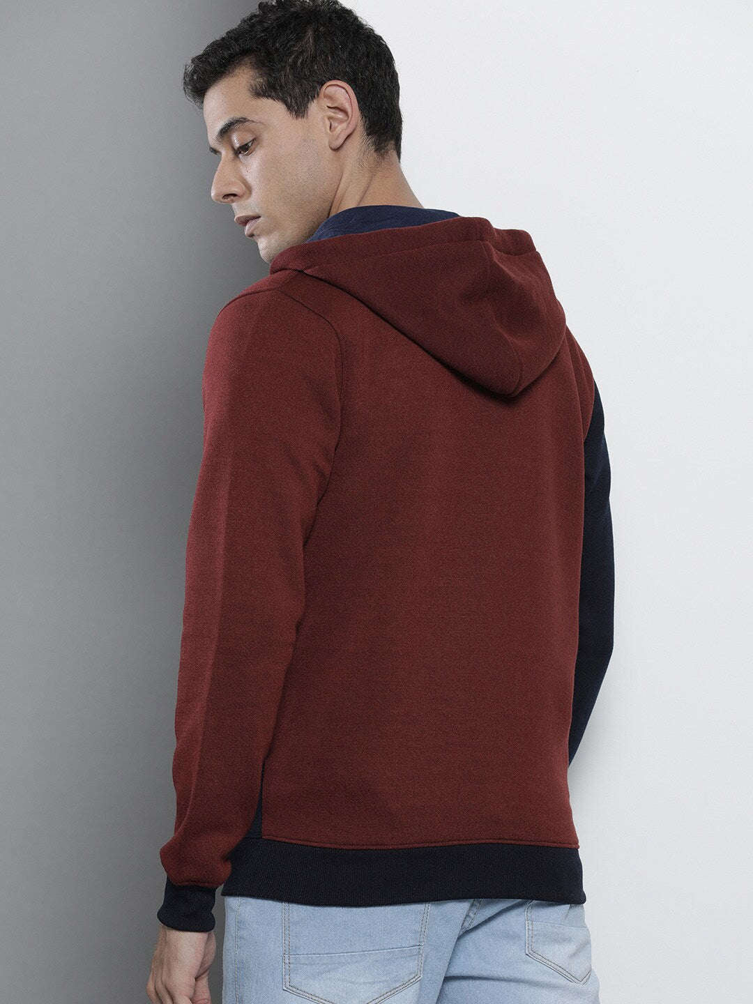 Shop Men's Colourblocked Regular Fit Sweatshirt Online.