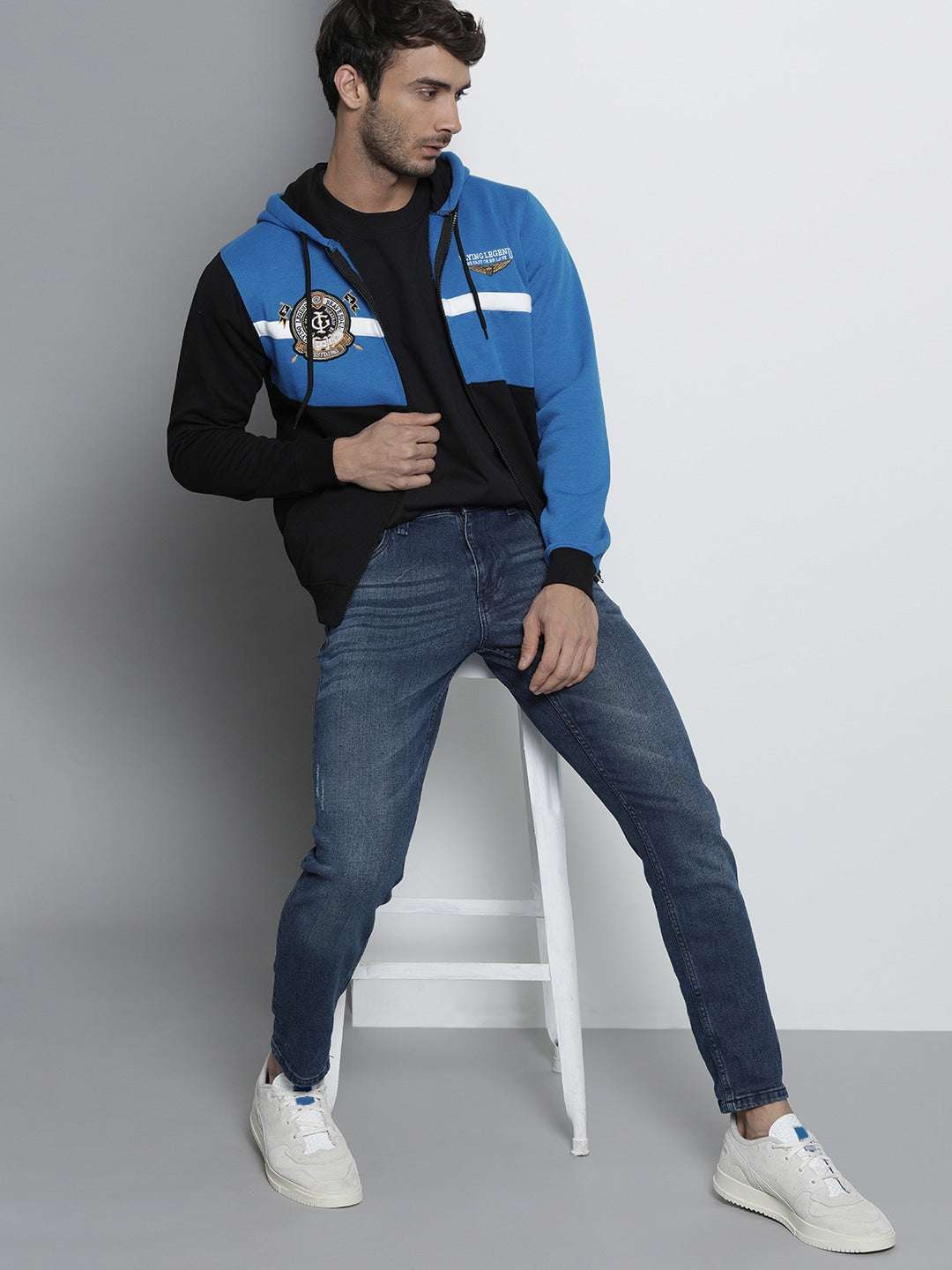 Shop Men's Colourblocked Regular Fit Sweatshirt Online.