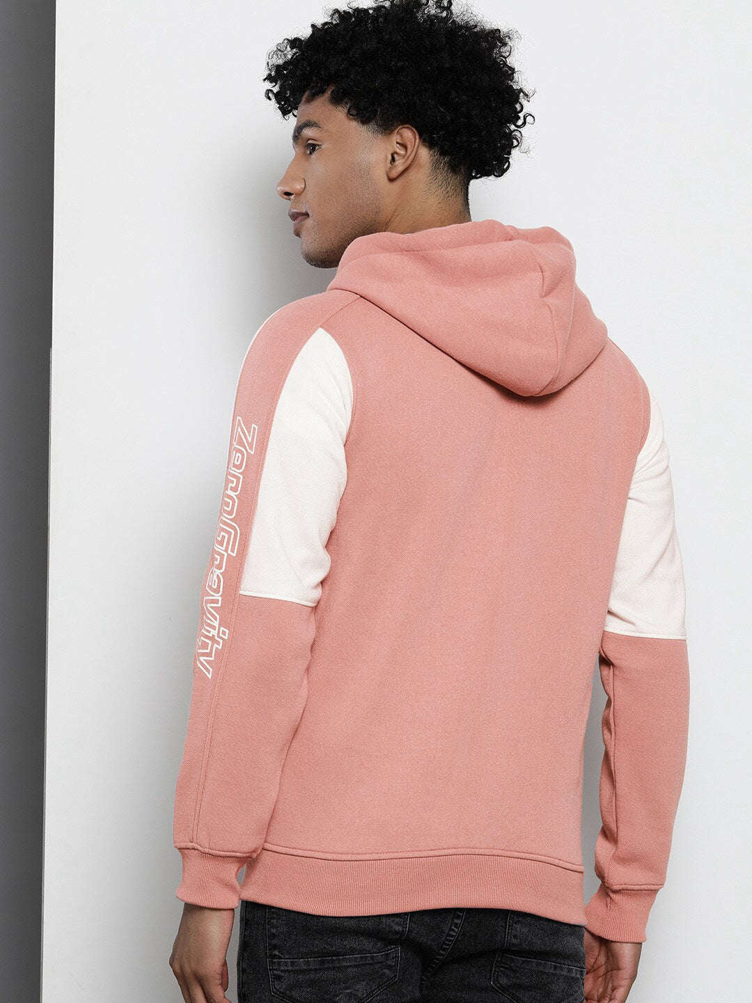 Shop Men's Colourblocked Regular Fit Sweatshirt Online.