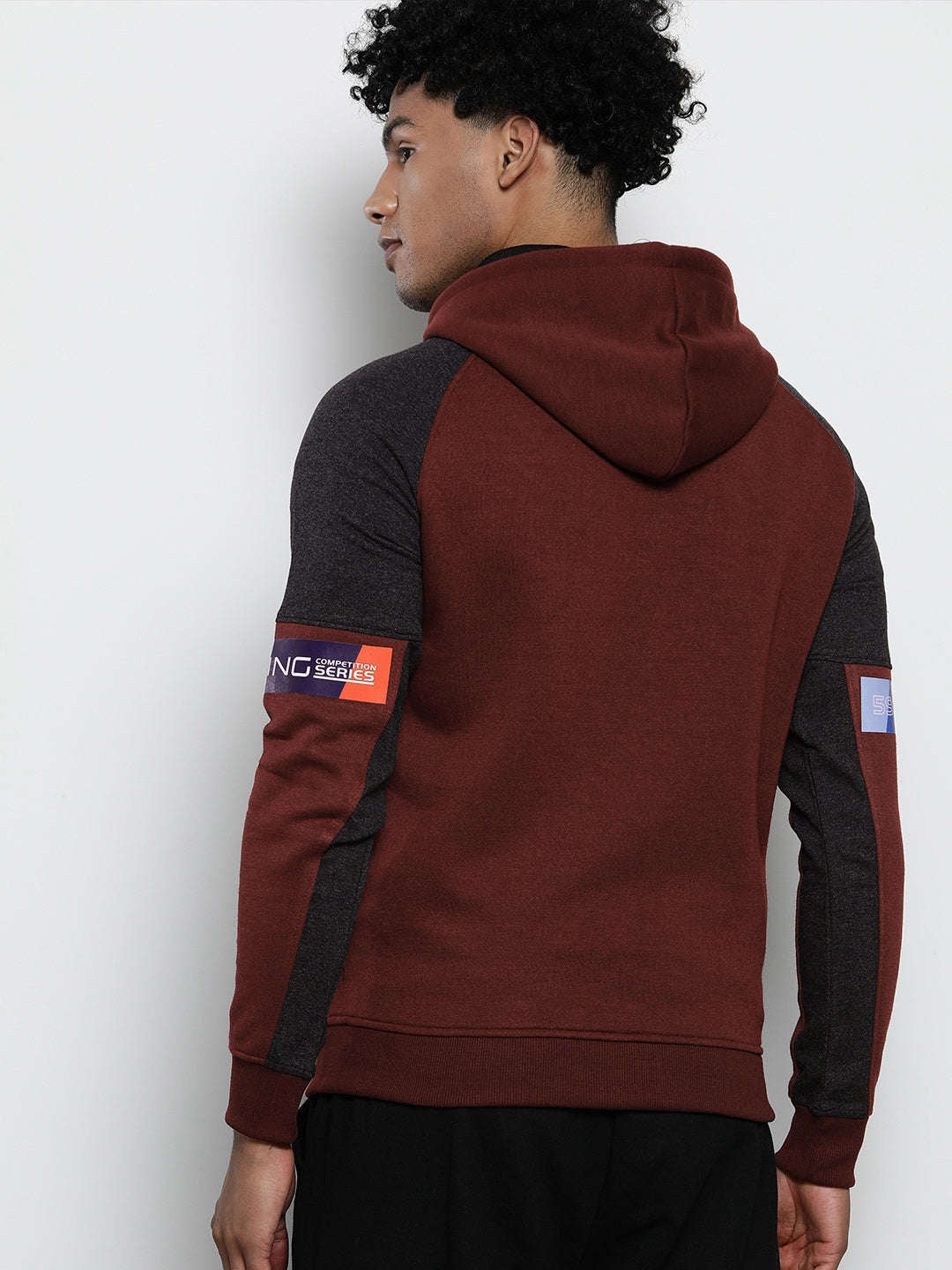 Shop Men's Colourblocked Regular Fit Sweatshirt Online.