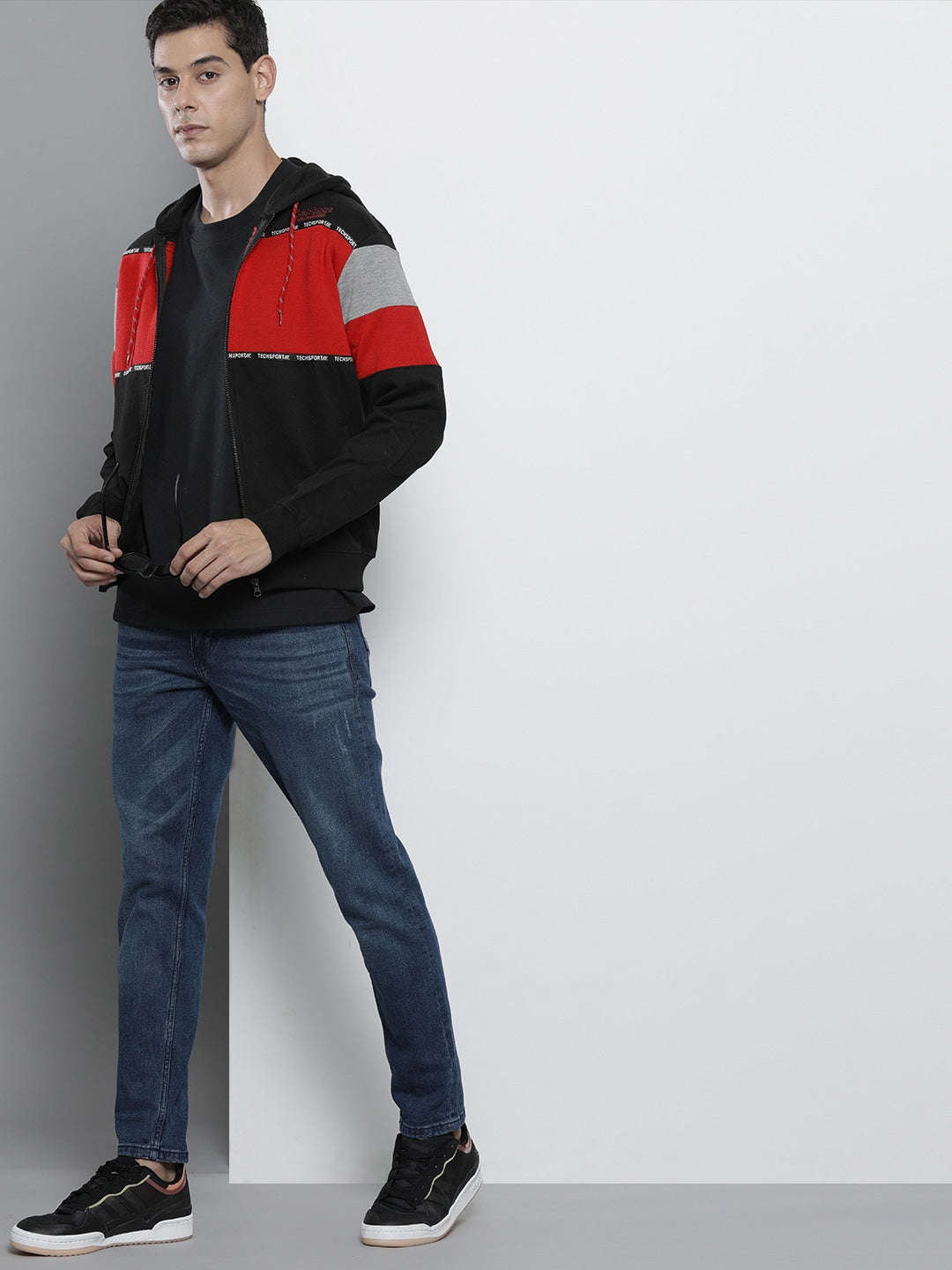 Shop Men's Colourblocked Regular Fit Sweatshirt Online.