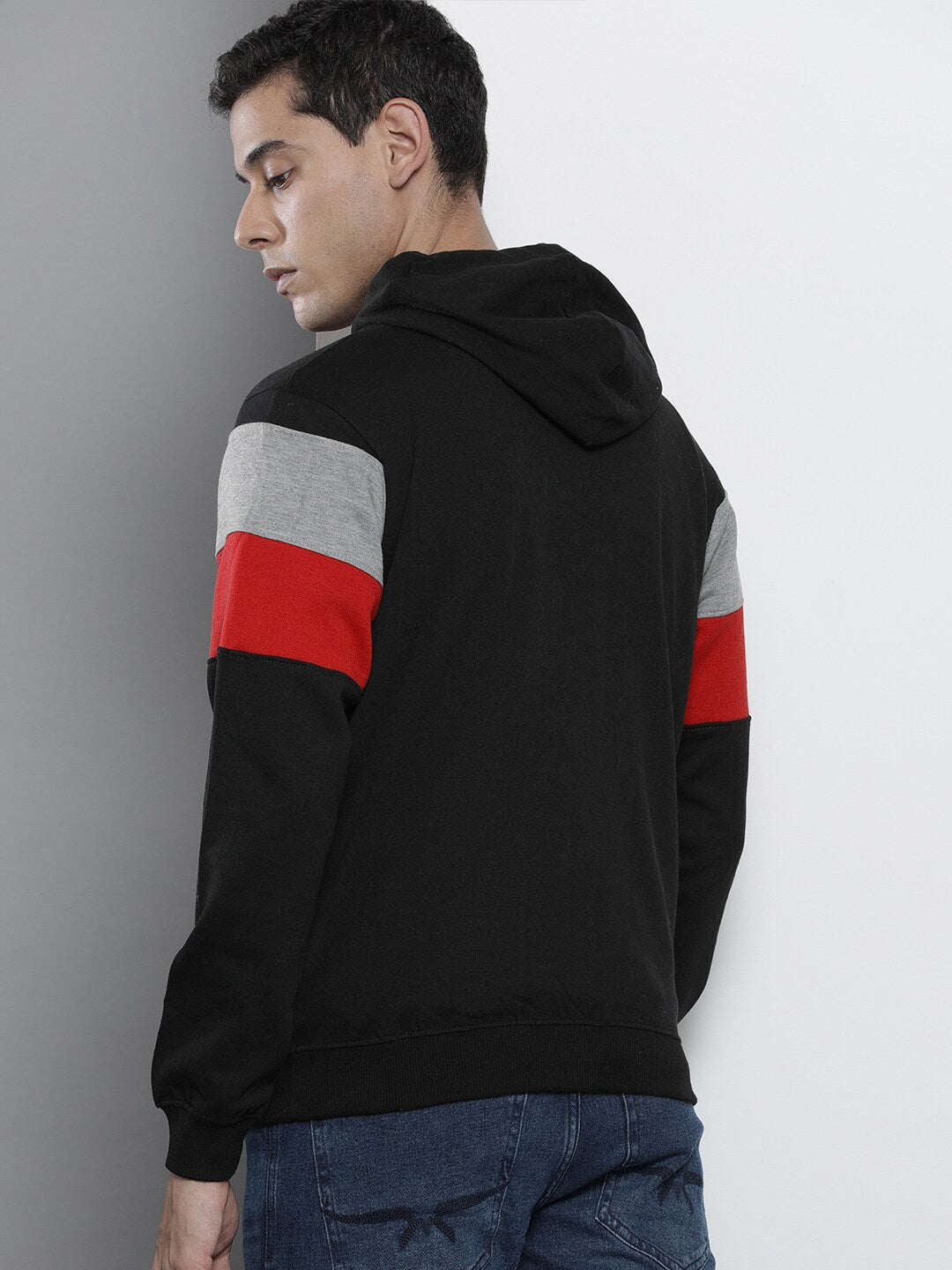 Shop Men's Colourblocked Regular Fit Sweatshirt Online.