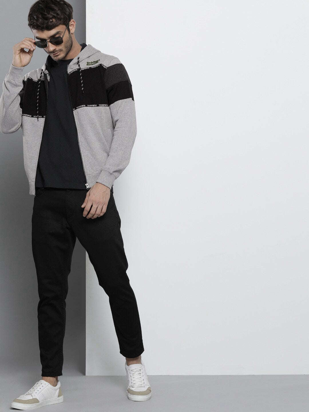 Shop Men's Colourblocked Regular Fit Sweatshirt Online.