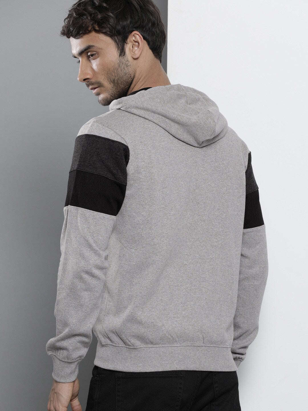 Shop Men's Colourblocked Regular Fit Sweatshirt Online.