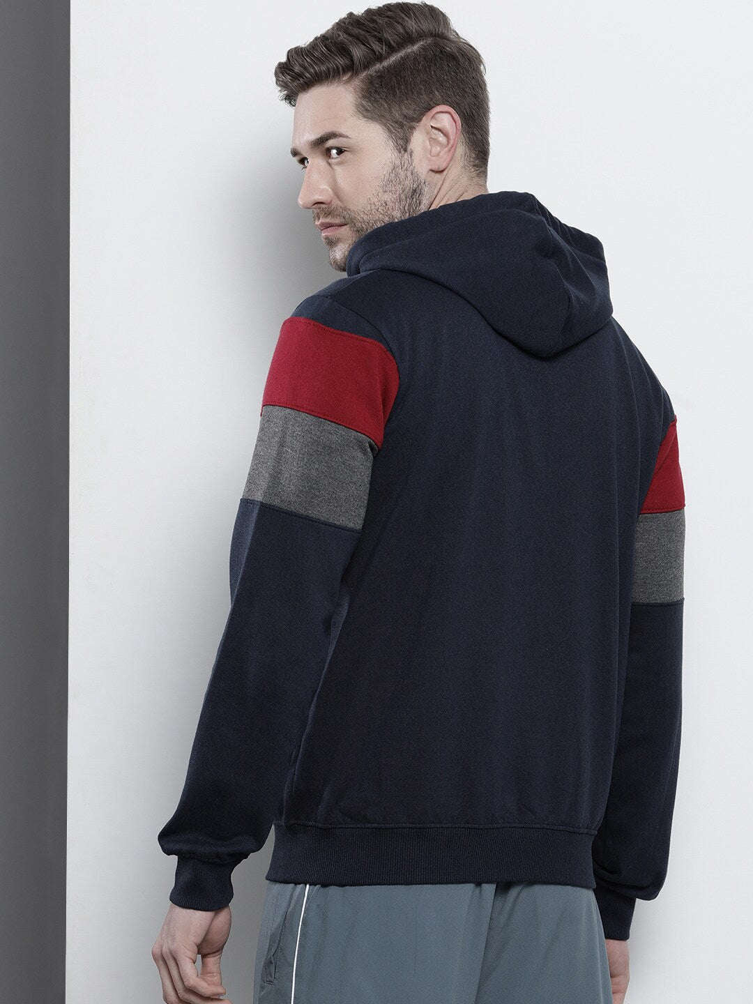 Shop Men's Colourblocked Regular Fit Sweatshirt Online.