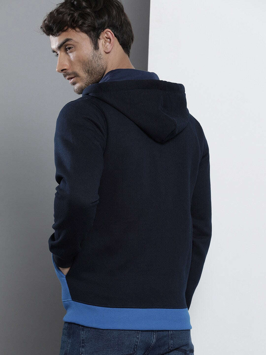 Shop Men's Colourblocked Regular Fit Sweatshirt Online.