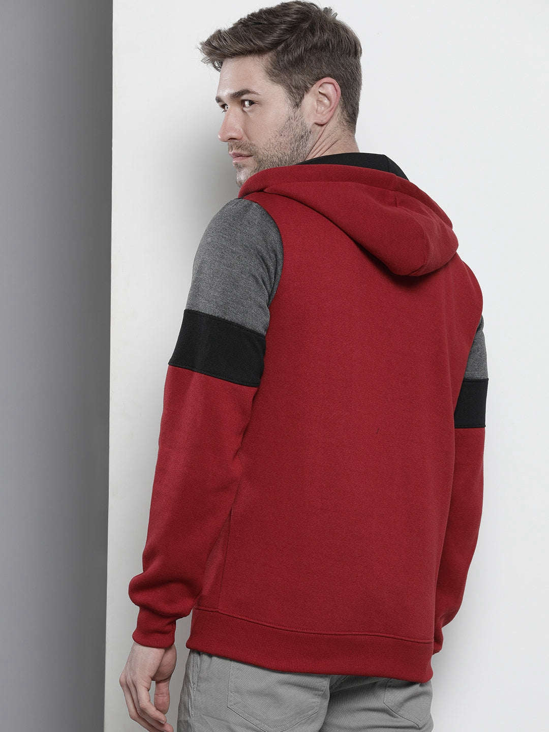 Shop Men's Colourblocked Regular Fit Sweatshirt Online.