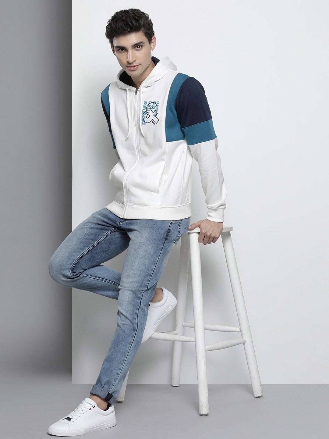 Shop Men's Colourblocked Regular Fit Sweatshirt Online.