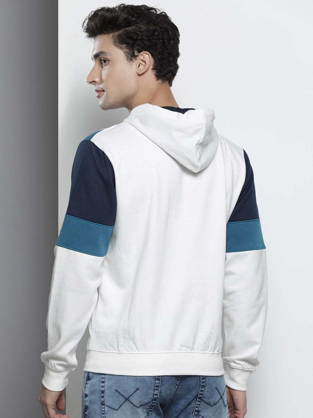 Shop Men's Colourblocked Regular Fit Sweatshirt Online.