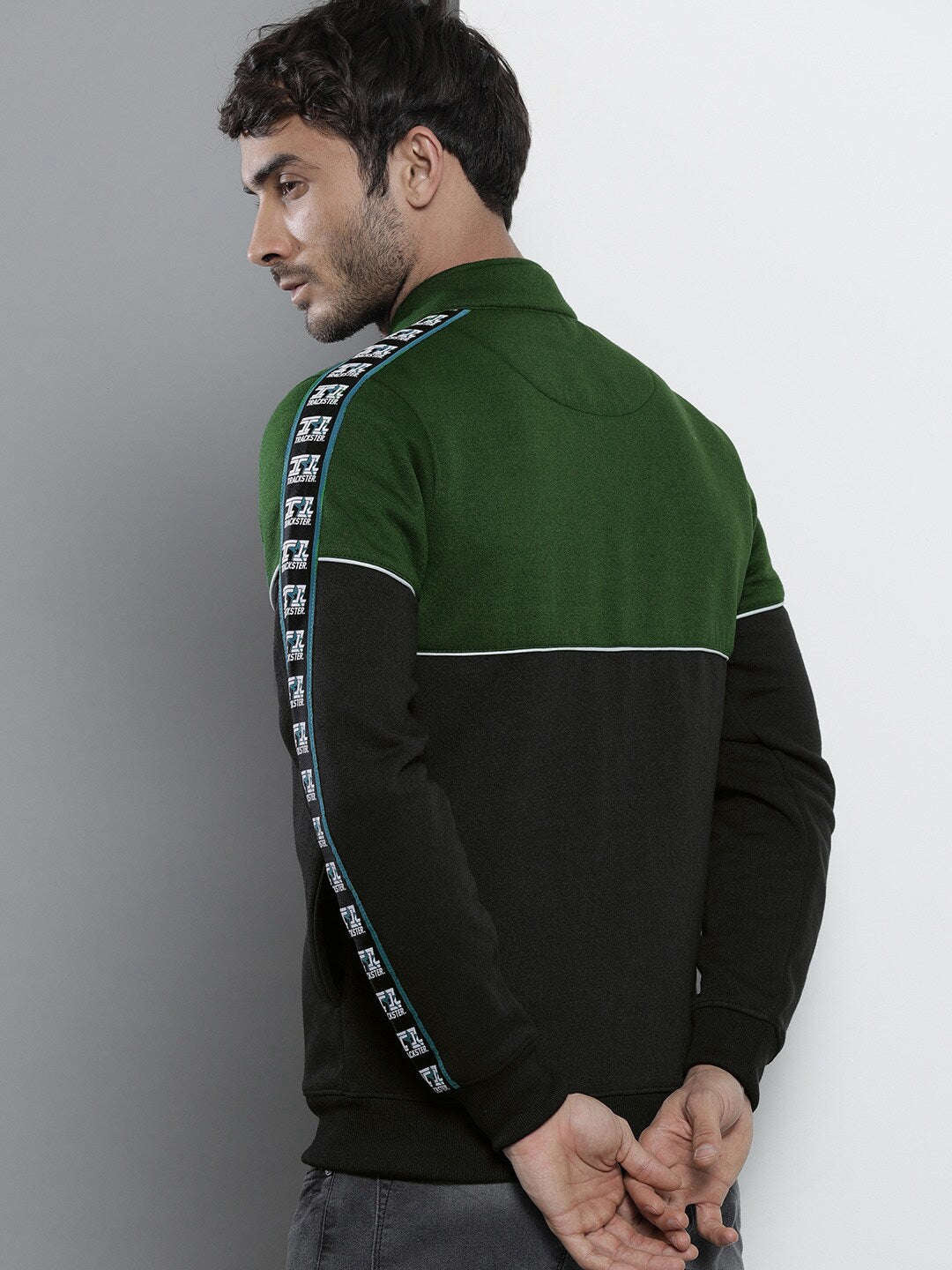 Shop Men's Colourblocked Regular Fit Sweatshirt Online.