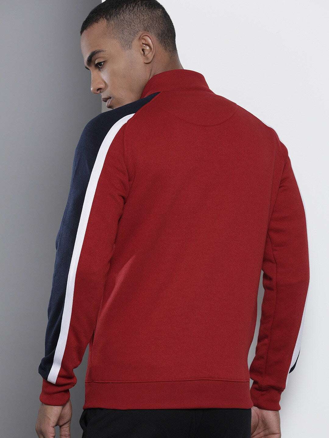 Shop Men's Colourblocked Regular Fit Sweatshirt Online.