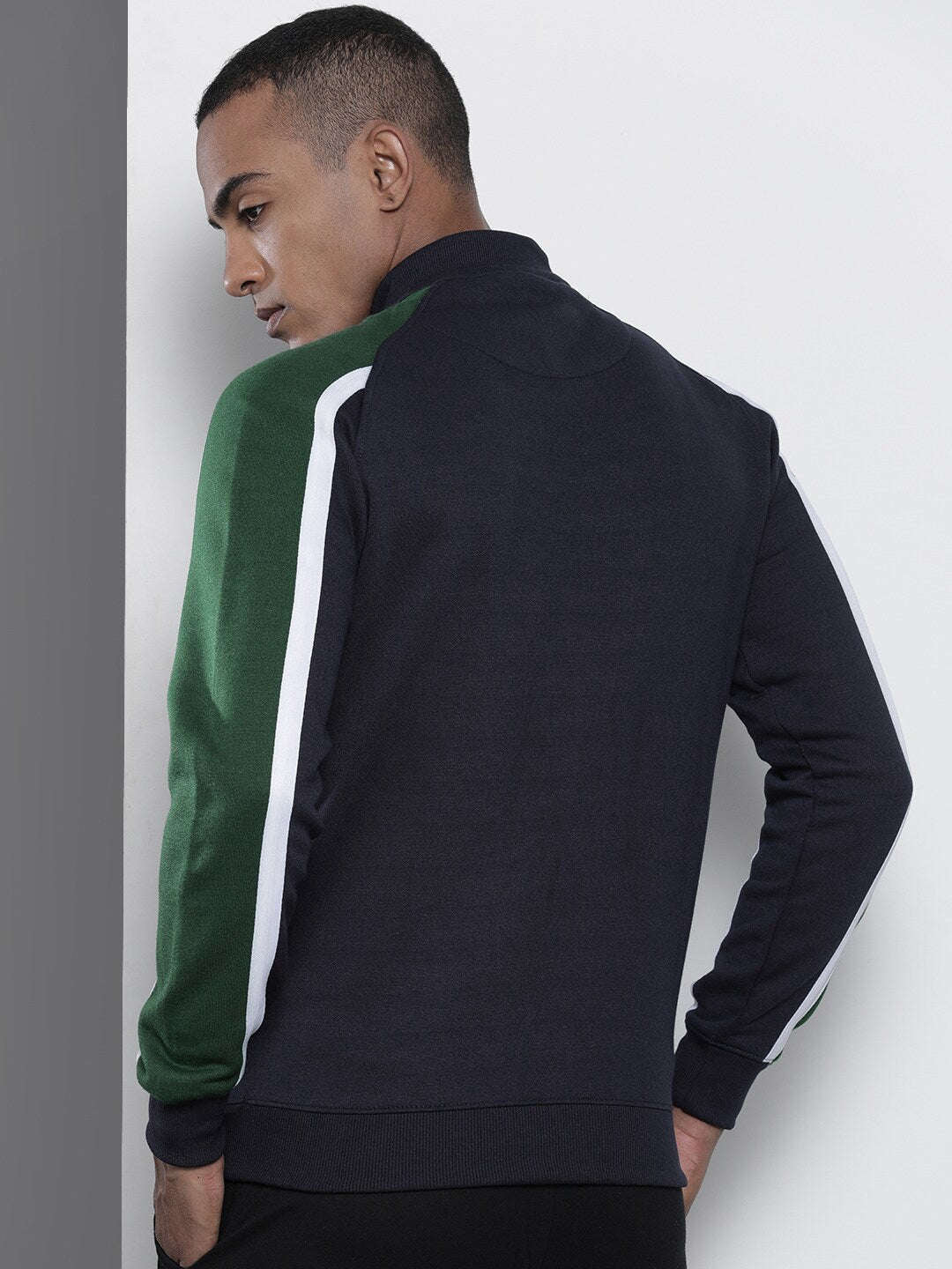 Shop Men's Colourblocked Regular Fit Sweatshirt Online.