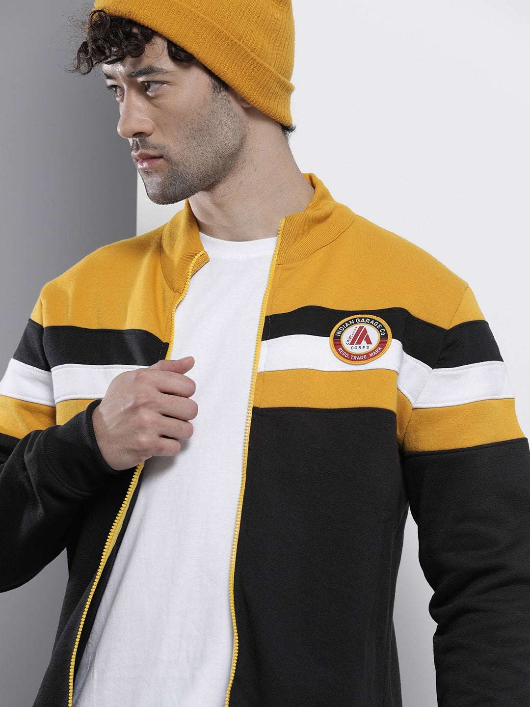 Shop Men's Colourblocked Regular Fit Sweatshirt Online.