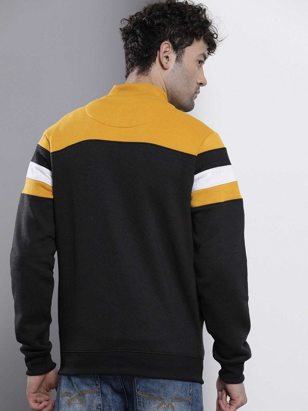 Shop Men's Colourblocked Regular Fit Sweatshirt Online.