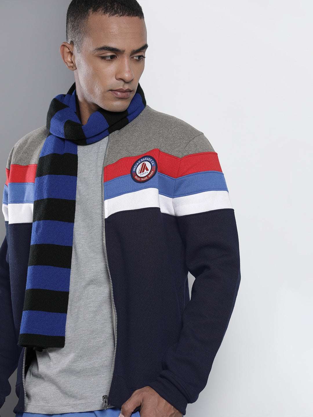 Shop Men's Colourblocked Regular Fit Sweatshirt Online.