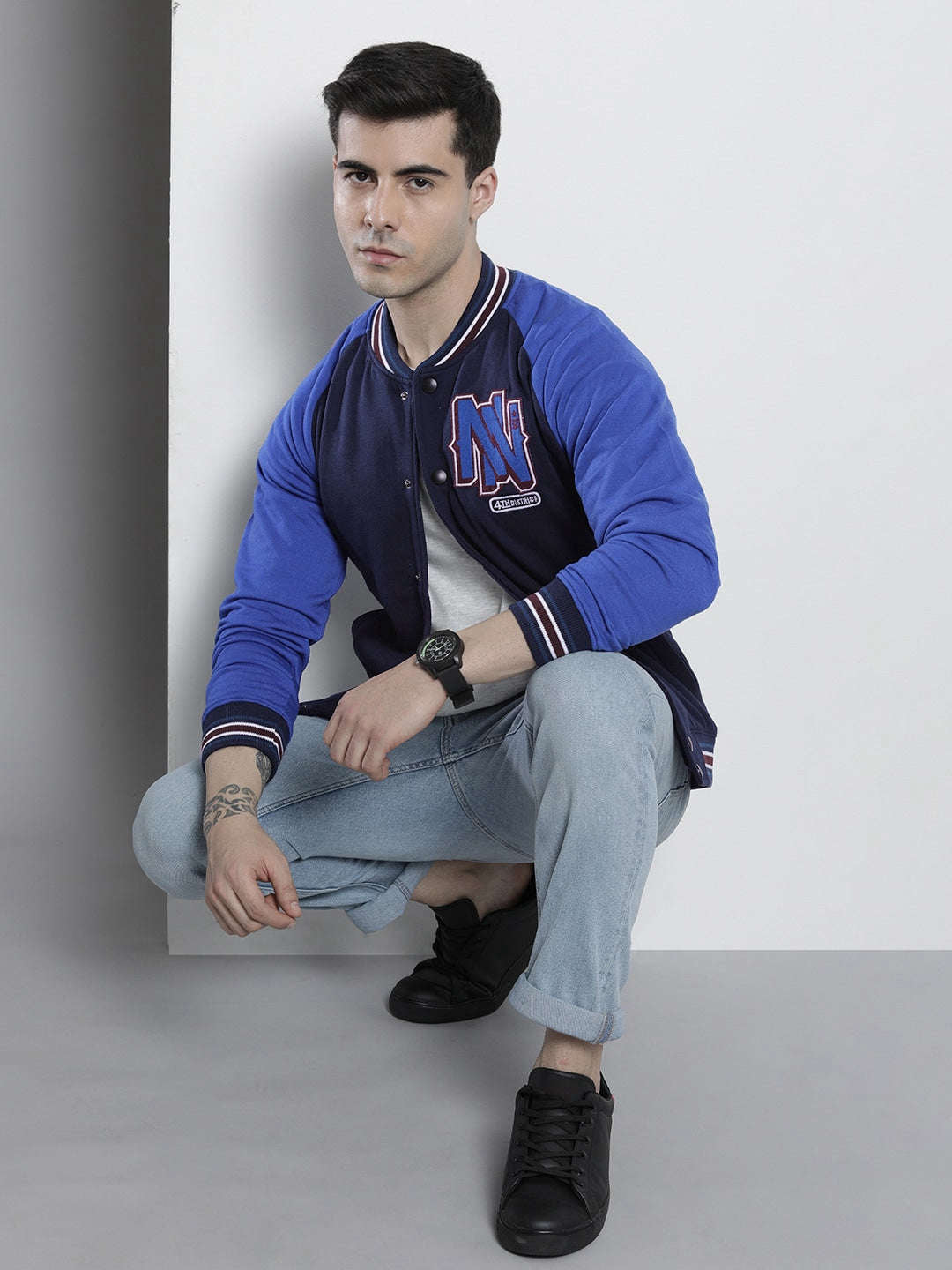 Shop Men's Colourblocked Regular Fit Sweatshirt Online.