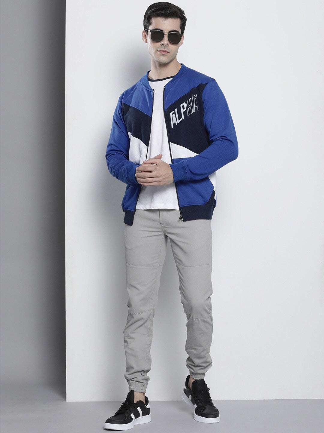 Shop Men's Colourblocked Regular Fit Sweatshirt Online.