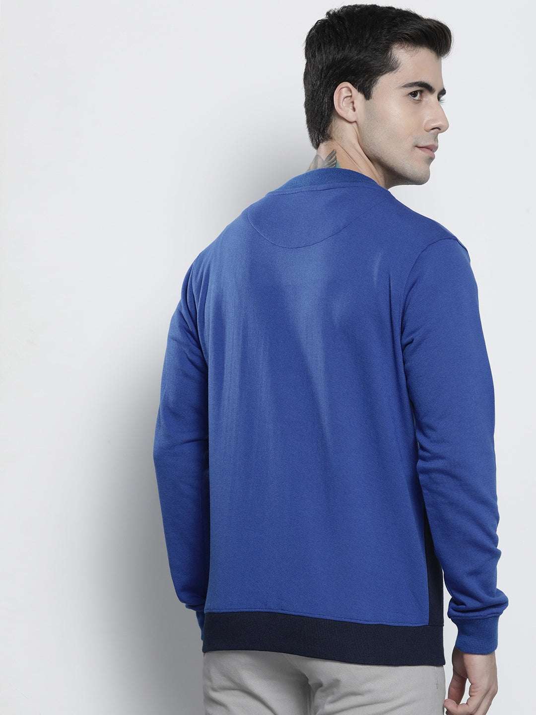 Shop Men's Colourblocked Regular Fit Sweatshirt Online.