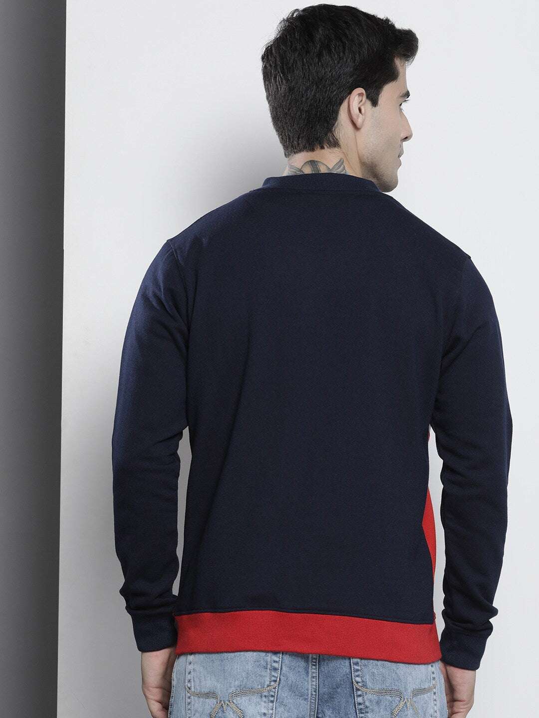 Shop Men's Colourblocked Regular Fit Sweatshirt Online.