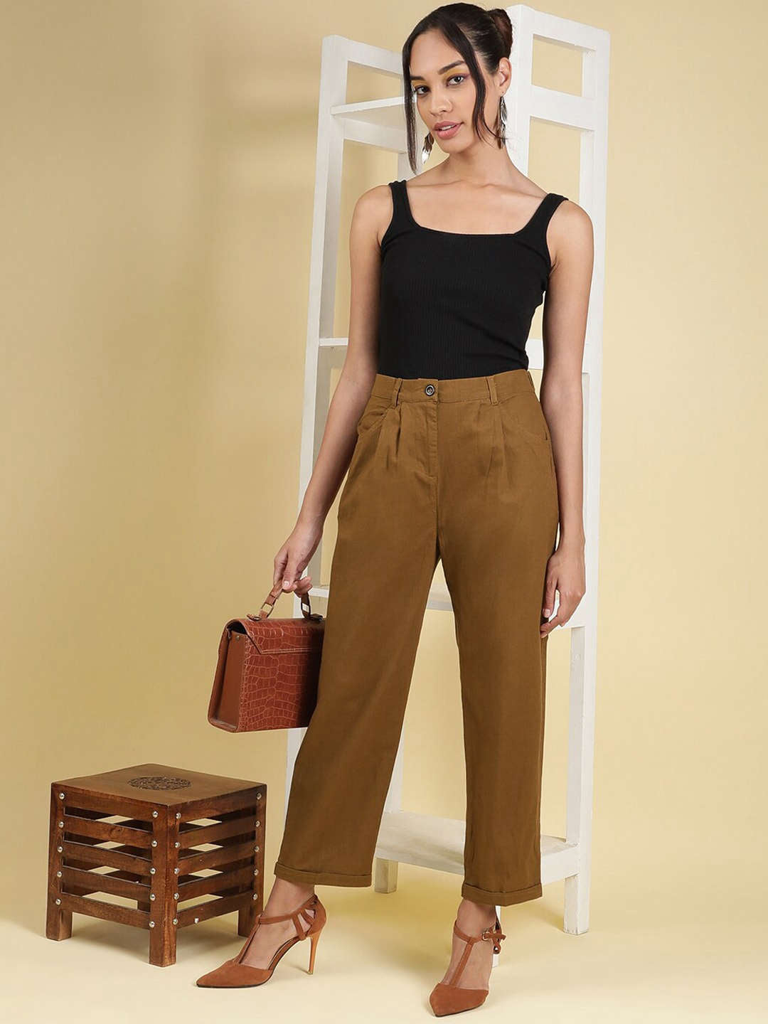 Shop Women Linen Pleated Pant Online.