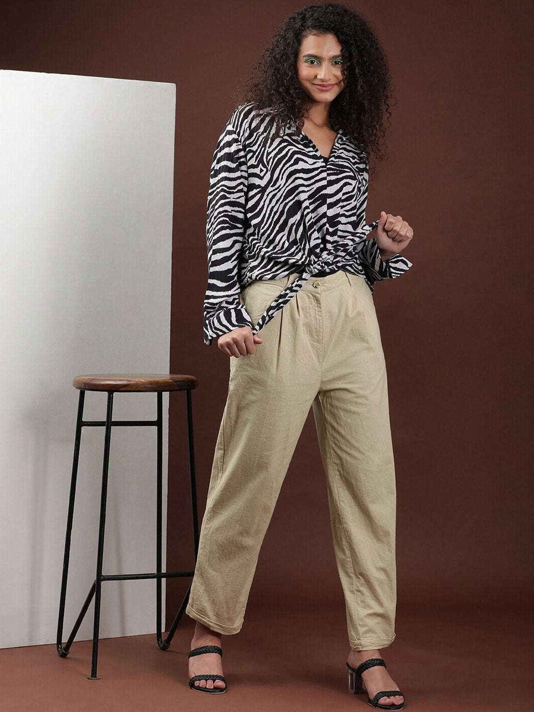 Shop Women Linen Pleated Pant Online.