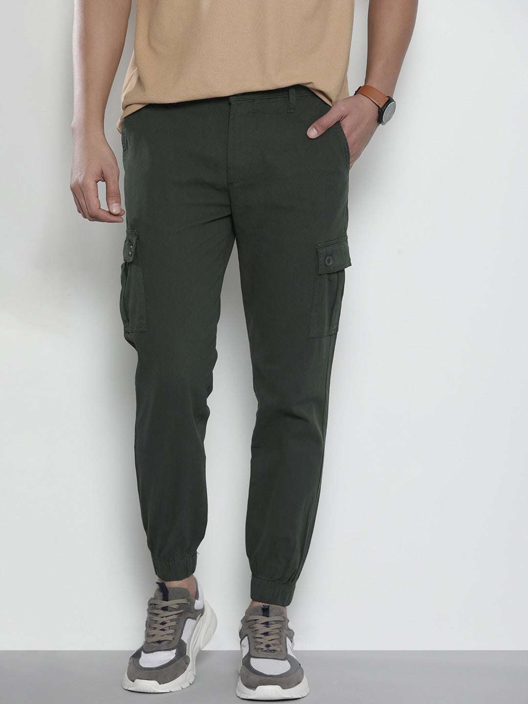 Shop Men Solid Cuffed Cargo Pant Online.