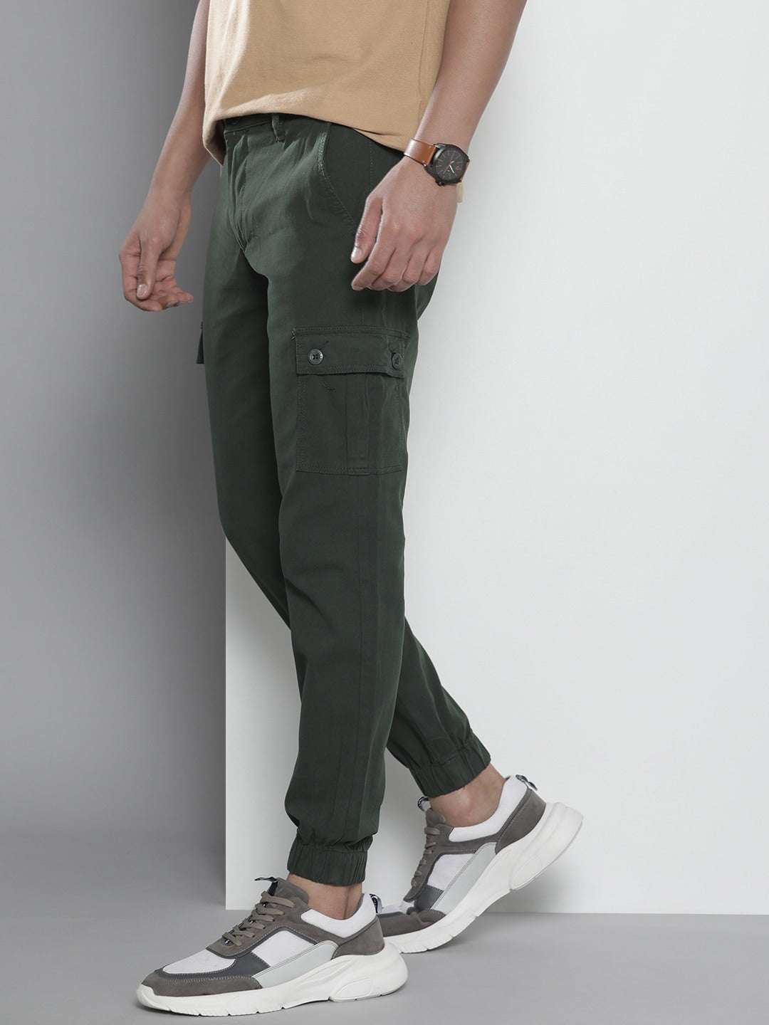 Shop Men Solid Cuffed Cargo Pant Online.