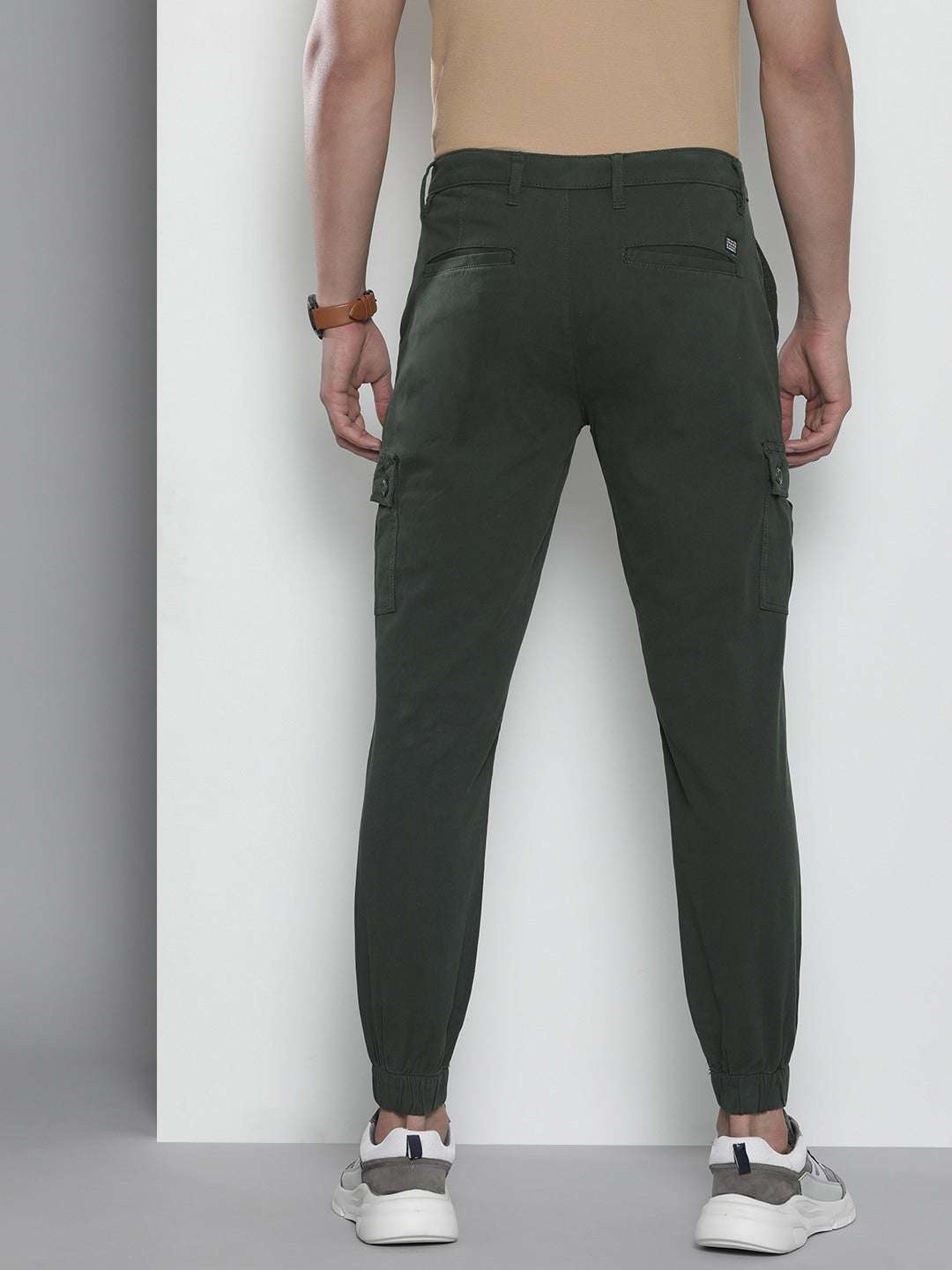 Shop Men Solid Cuffed Cargo Pant Online.