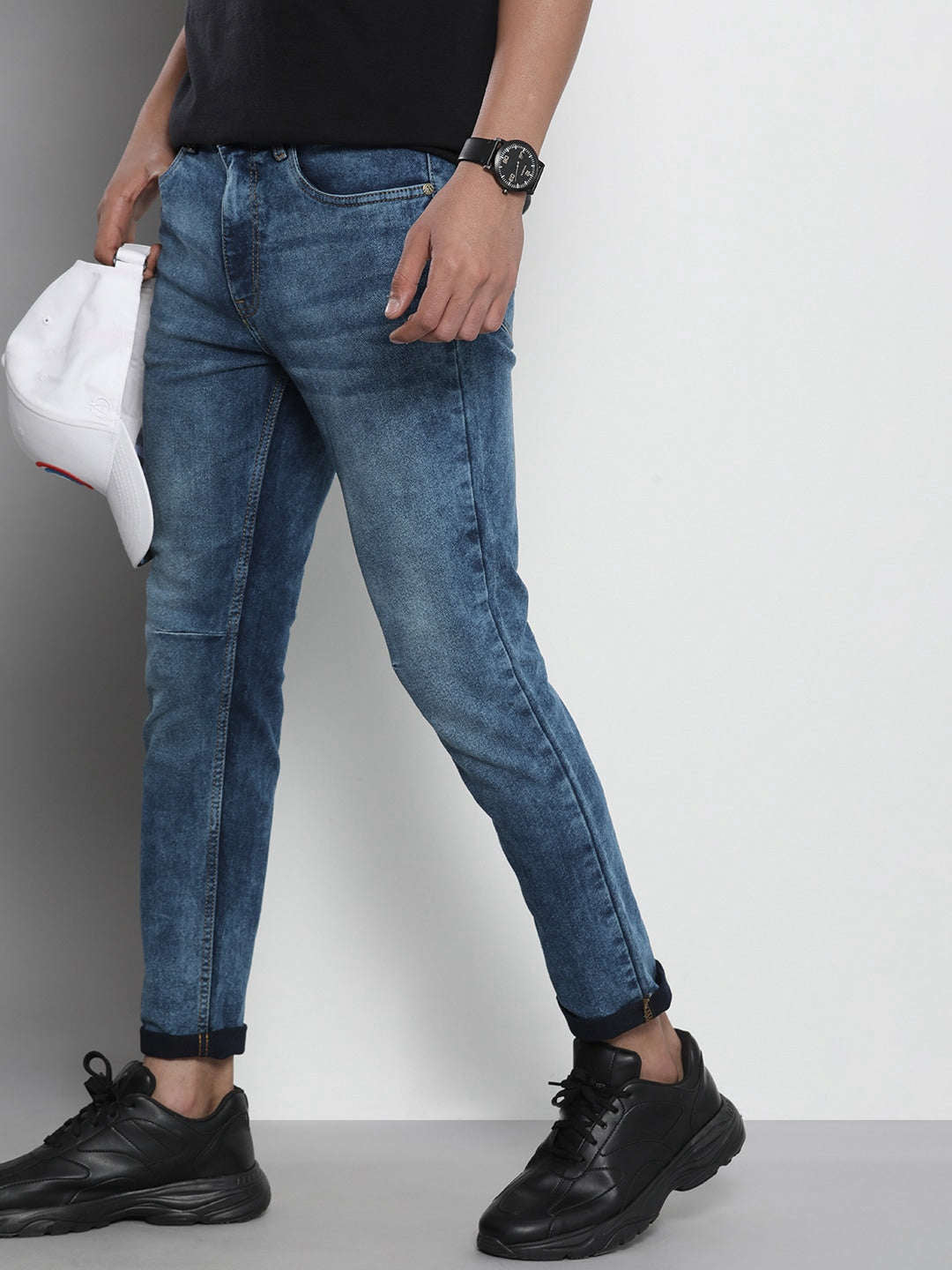 Shop Men Distress Carrot Fit Jeans Online.