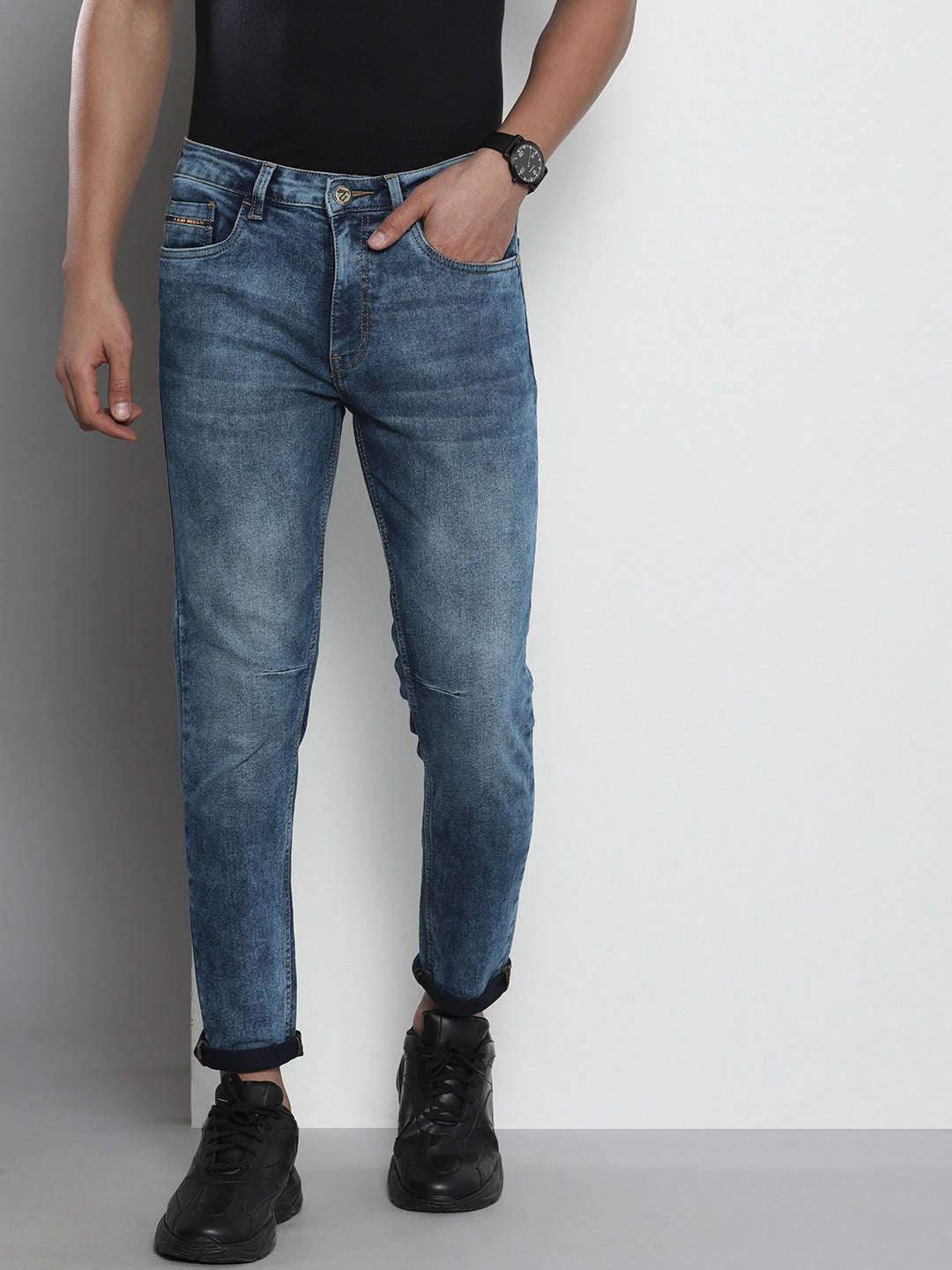 Shop Men Distress Carrot Fit Jeans Online.