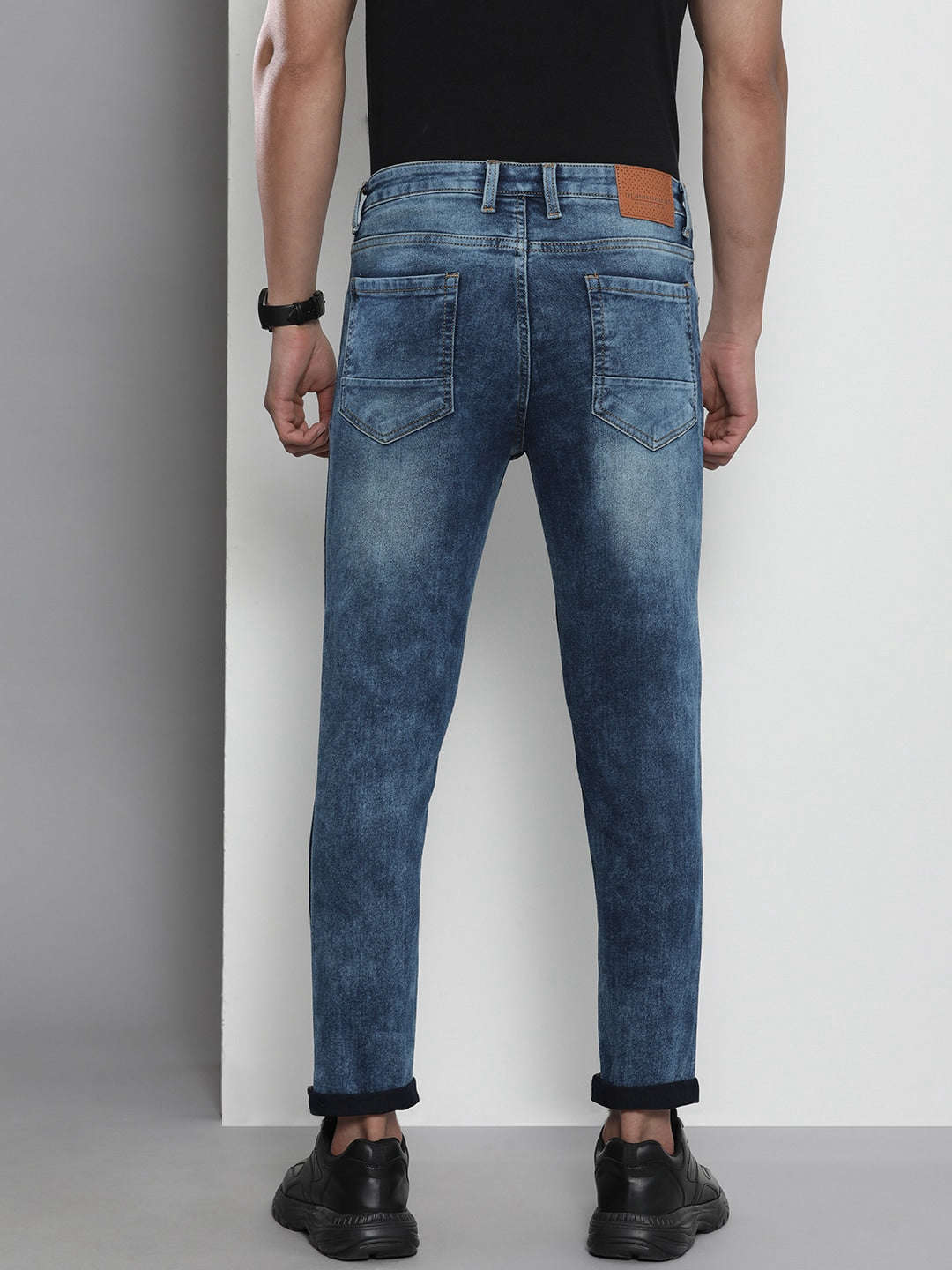 Shop Men Distress Carrot Fit Jeans Online.