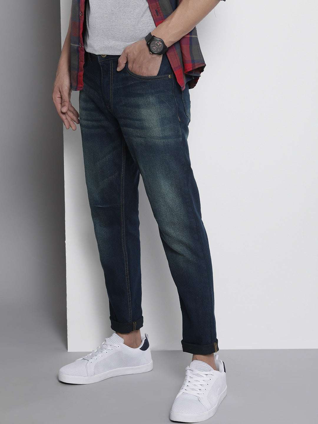 Shop Men Distress Carrot Fit Jeans Online.