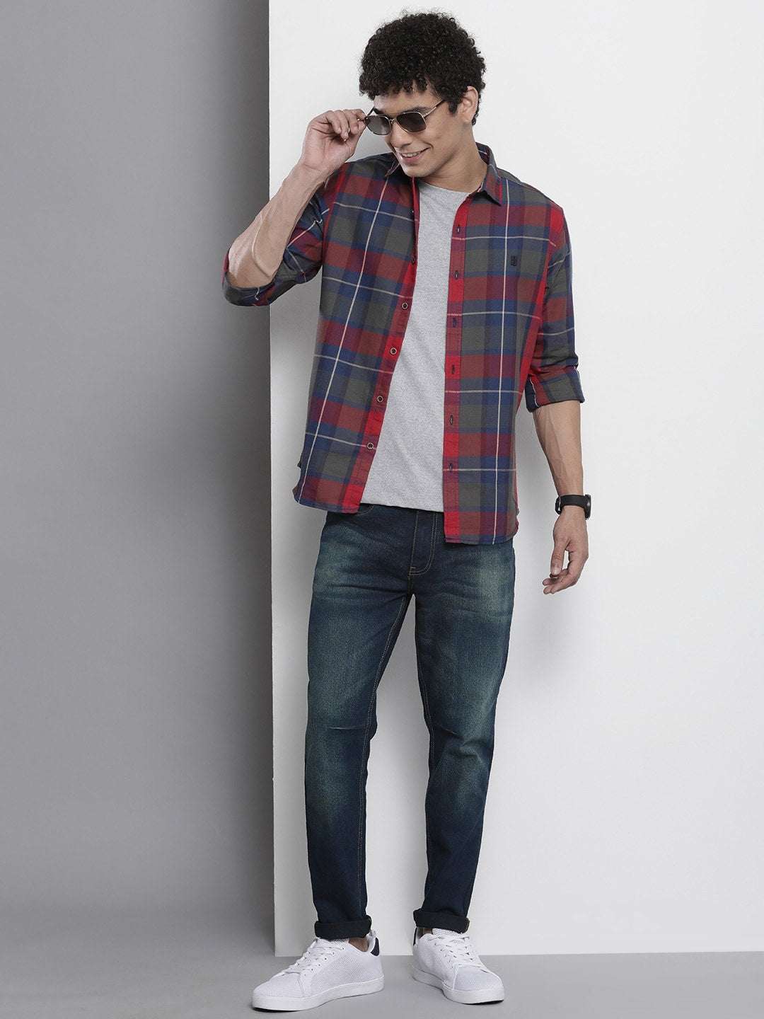 Shop Men Distress Carrot Fit Jeans Online.