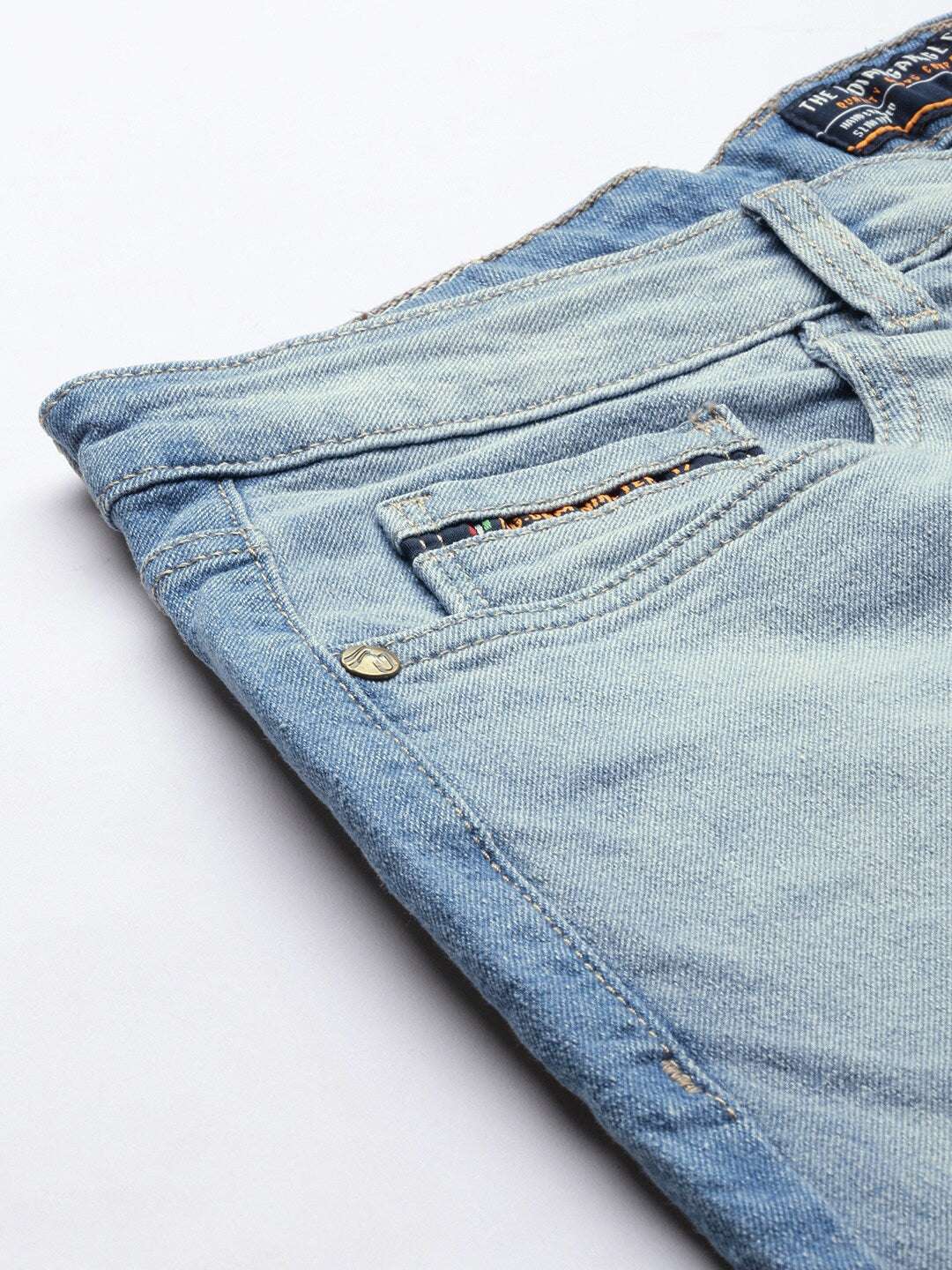 Shop Men Carrot Fit Jeans Online.