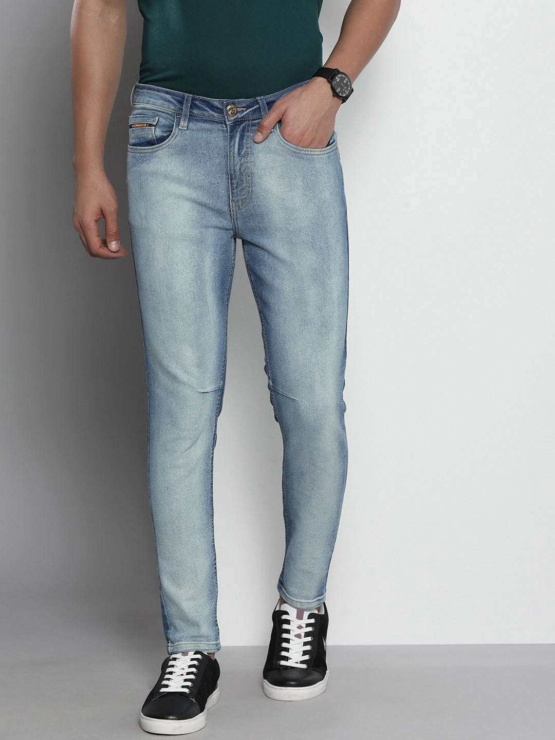 Shop Men Carrot Fit Jeans Online.