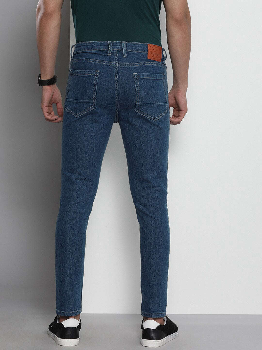 Shop Men Carrot Fit Jeans Online.