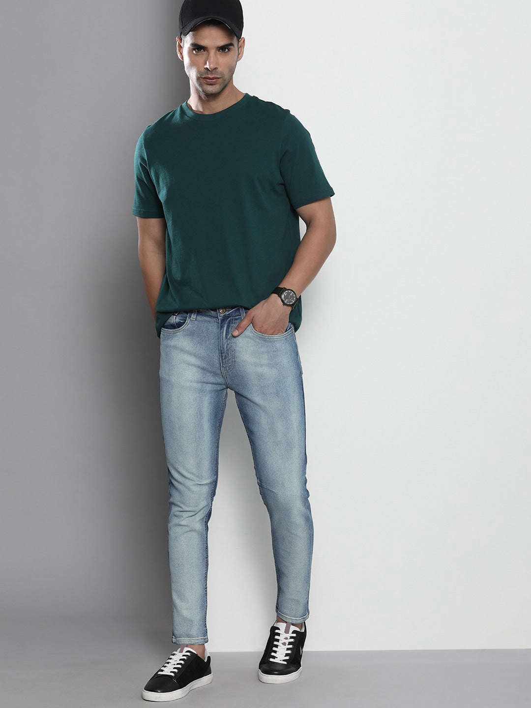 Shop Men Carrot Fit Jeans Online.