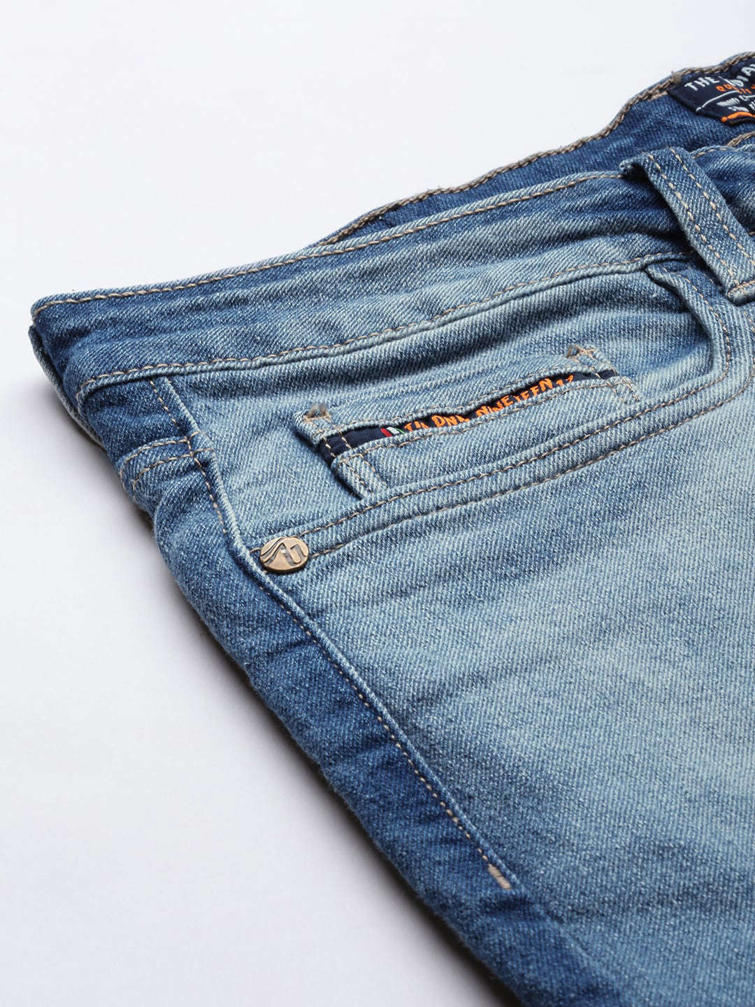 Shop Men Carrot Fit Jeans Online.